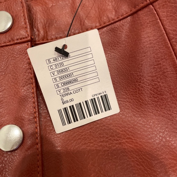 Faux Leather skirt with buttons - Picture 2 of 6